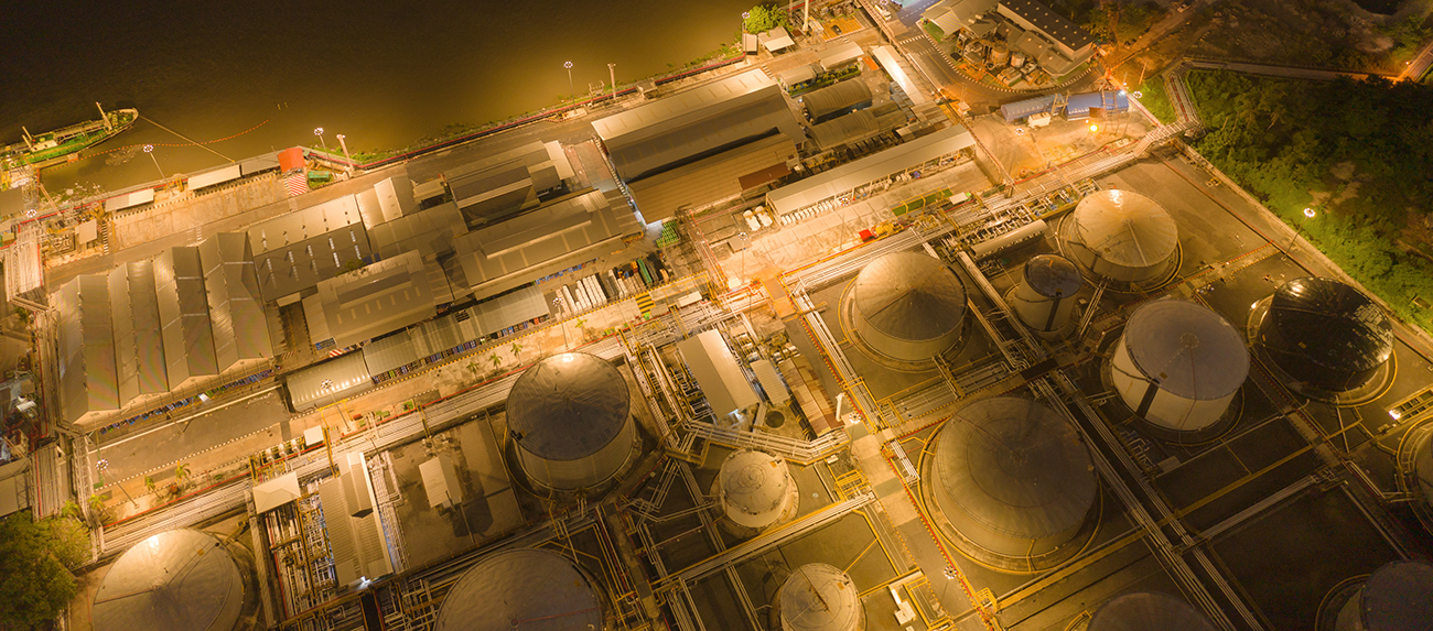 Aerial view ng petrochemical oil refinery at dagat sa industrial engineering concept sa distrito ng Bangna sa gabi, Bangkok City, Thailand.Mga pipeline ng tangke ng langis at gas sa industriya.Modernong pabrika ng metal.